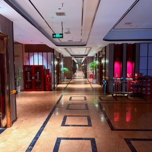 苏州夜场KTV诚聘全职员工，提供住宿，起薪400